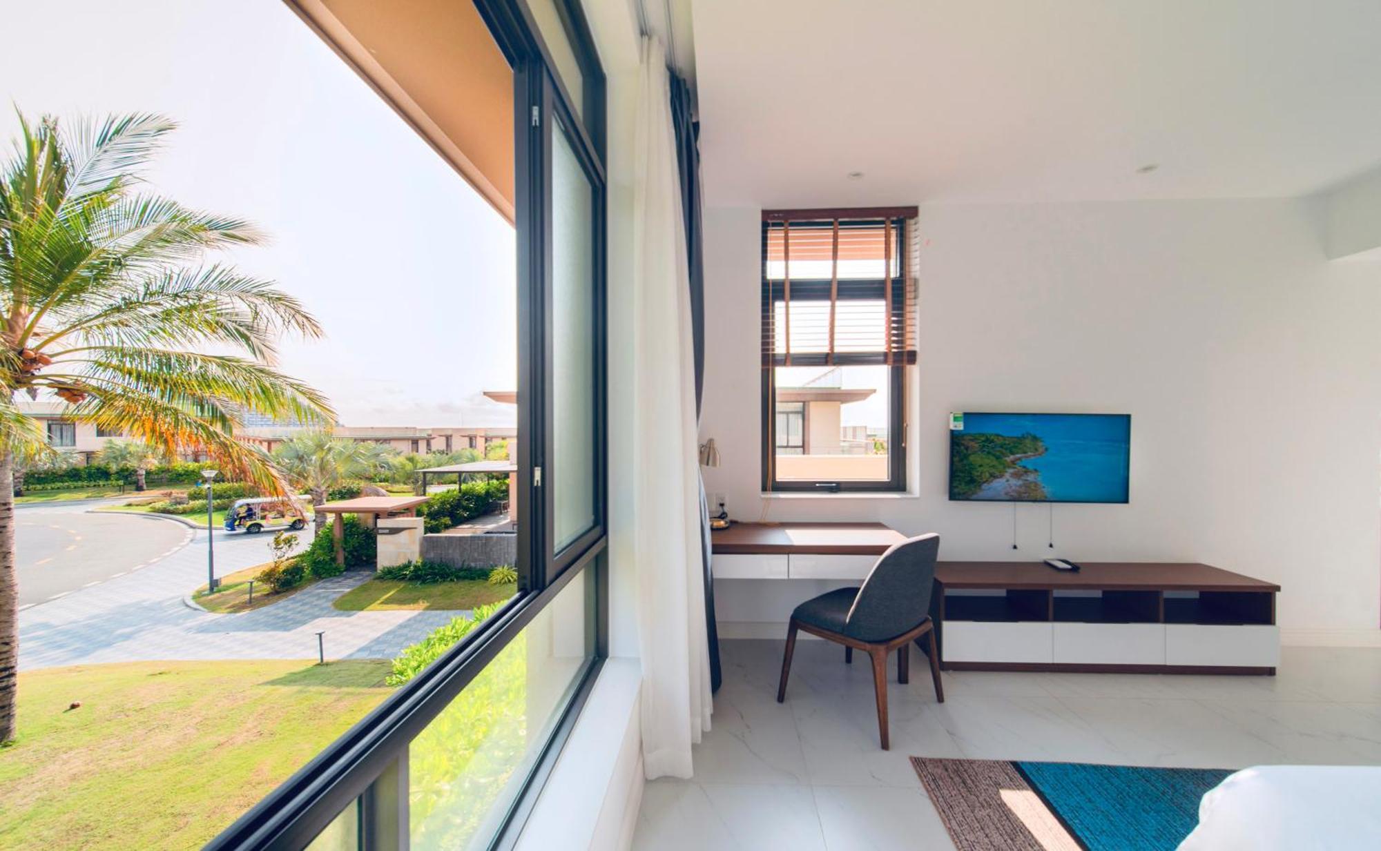 Sunny Smes - Virgo Apartment *